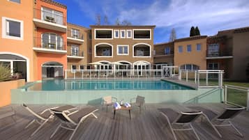 Piscine extérieure (ouverte en saison), chaises longues