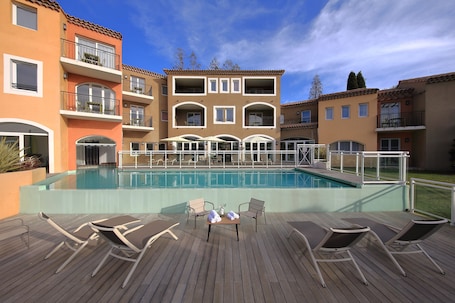 Seasonal outdoor pool, sun loungers