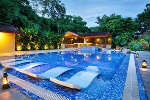 Piscina externa, guarda-sóis, espreguiçadeiras