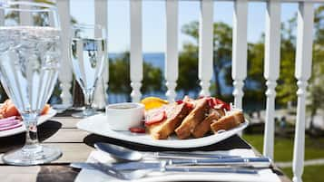 Daily full breakfast (USD 19.95 per person)