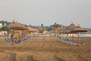 Plage à proximité, cabines (en supplément), chaises longues, parasols