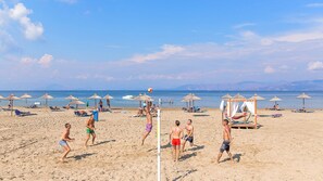 Plage à proximité, cabines (en supplément), chaises longues, parasols