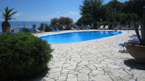Outdoor pool, pool umbrellas, pool loungers - Island Bali - Adults Only (Corfu)