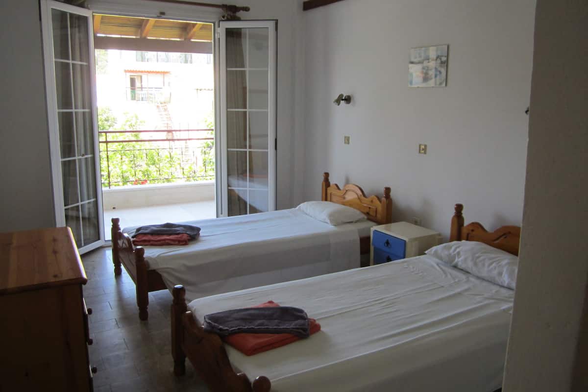 Iron/ironing board, bed sheets