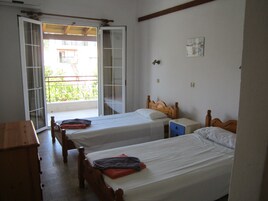 Tabla de planchar con plancha y ropa de cama