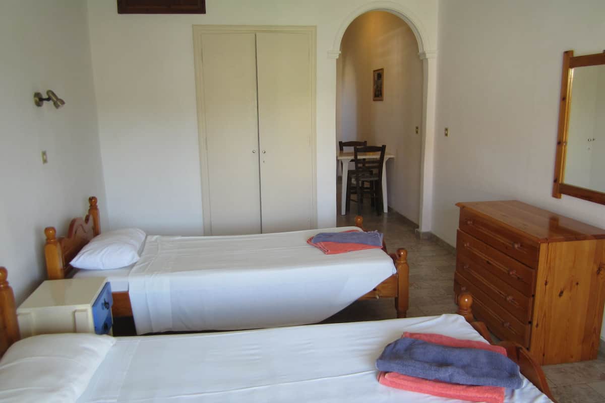 Iron/ironing board, bed sheets