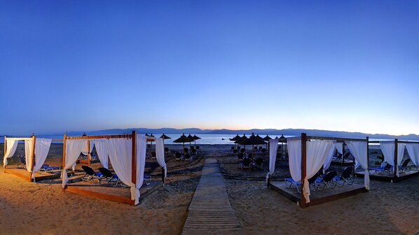 Beach nearby, beach cabanas, sun loungers, beach umbrellas