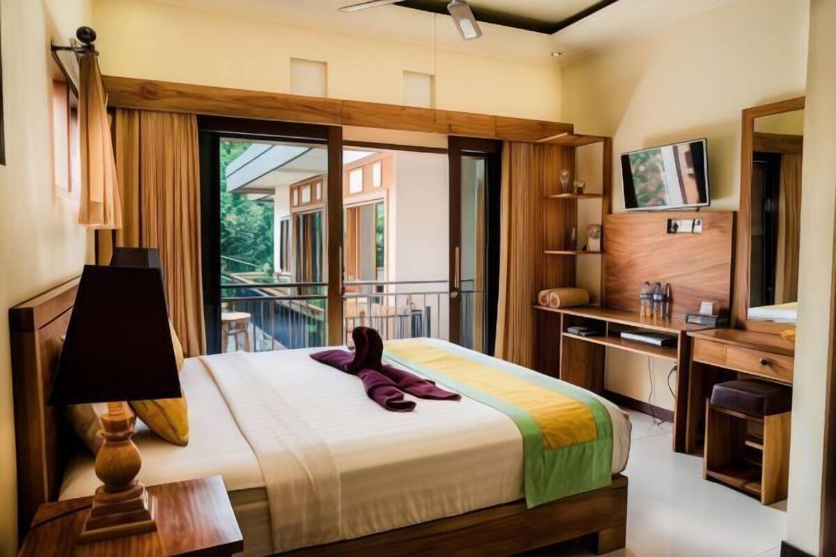 In-room safe, desk, WiFi (free), bed sheets