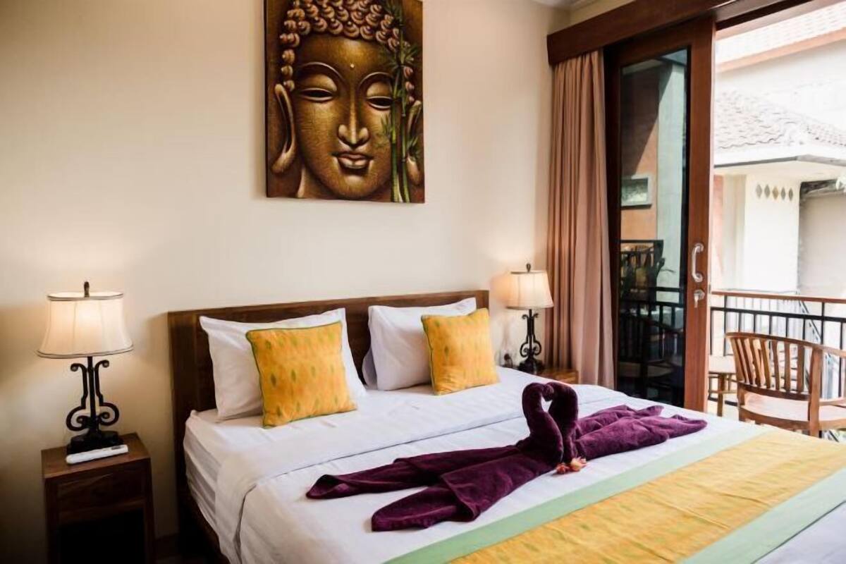 In-room safe, desk, WiFi (free), bed sheets