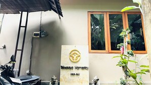 Un bâtiment sur lequel on peut lire l’inscription : « Tabesaya Homestay UBUD-BALI ».