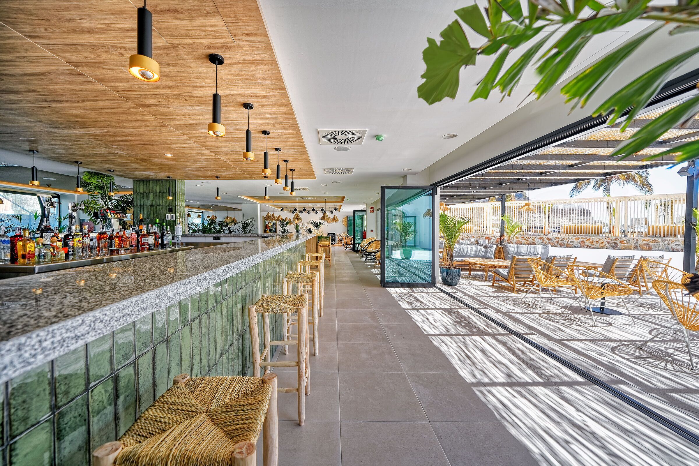 Bar en bord de piscine