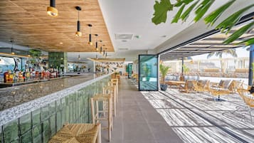 Bar en bord de piscine