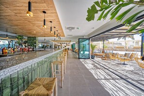 Bar à beira da piscina