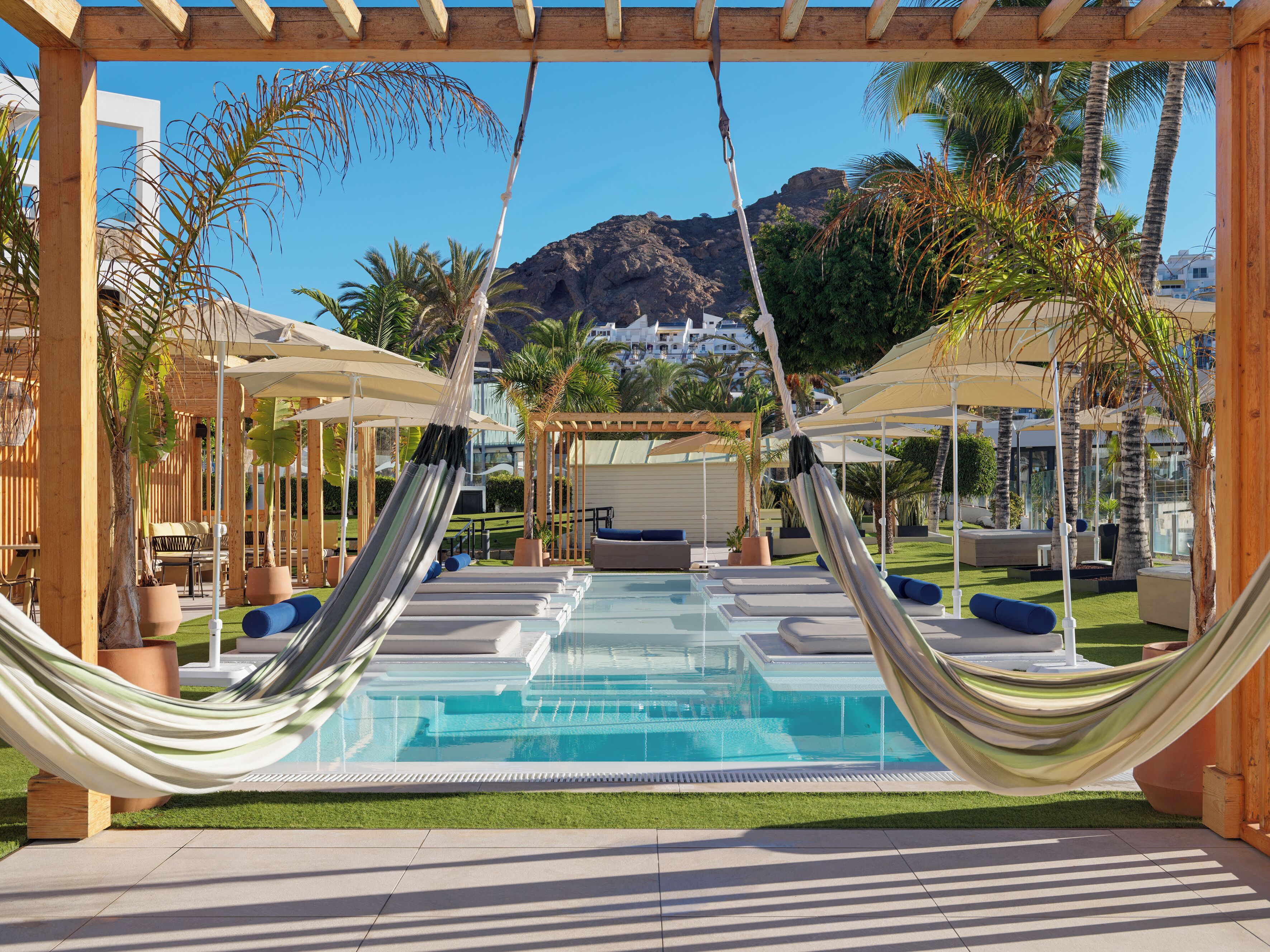 Ulkouima-allas, aurinkovarjoja, aurinkotuoleja