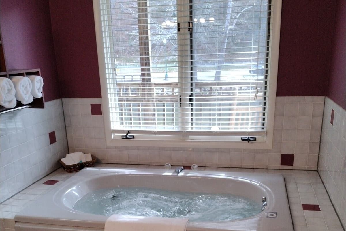 Comfort Single Room, 1 King Bed, Jetted Tub | Bathroom | Shower, hair dryer, towels