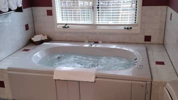 Quarto solteiro conforto, 1 cama King, banheira de hidromassagem | Banheiro | Chuveiro, secador de cabelo, toalhas de banho