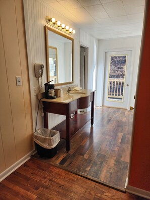 Signature Room | Bathroom | Shower, hair dryer, towels - Drama Inn (Cherokee)