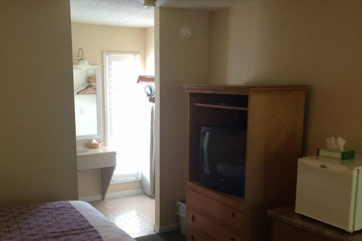 Deluxe Double Room, 2 Double Beds, River View | Iron/ironing board, bed sheets
