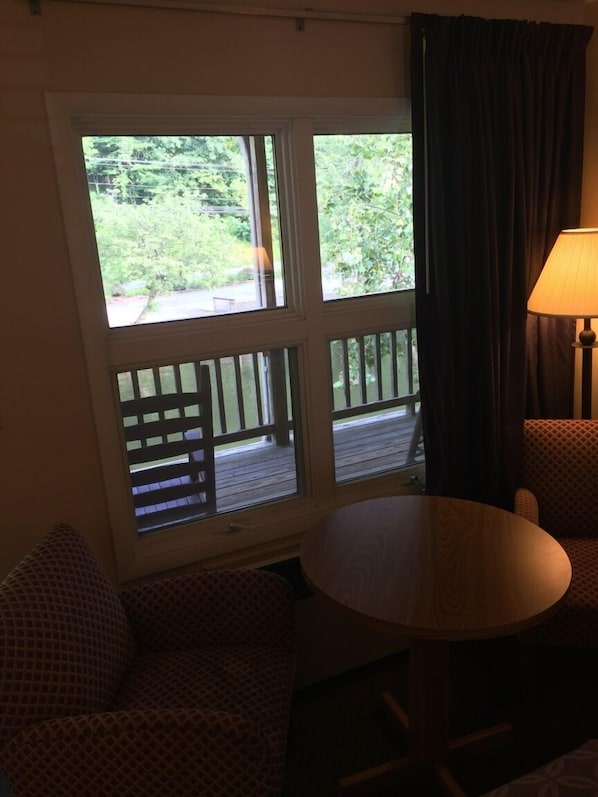 Iron/ironing board, bed sheets