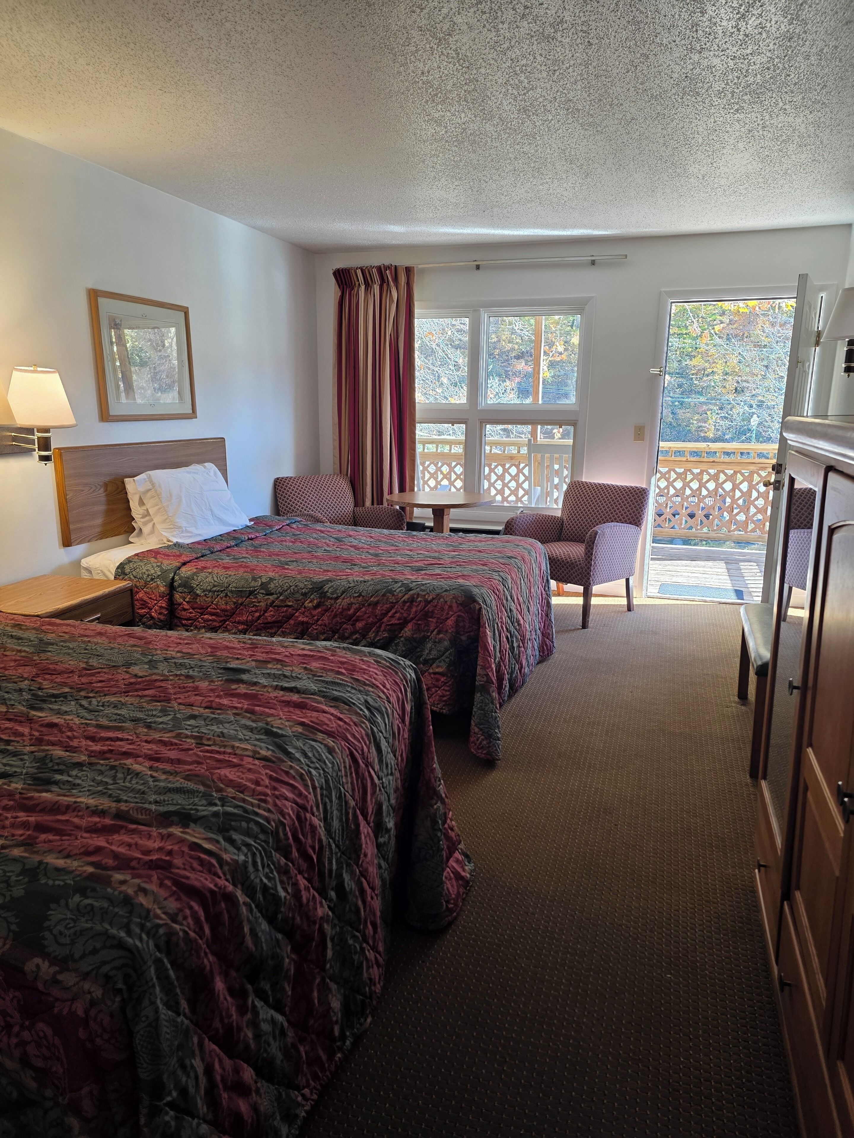 Dobbeltrom – deluxe, 2 dobbeltsenger, elveutsikt | Strykejern/-brett og sengetøy