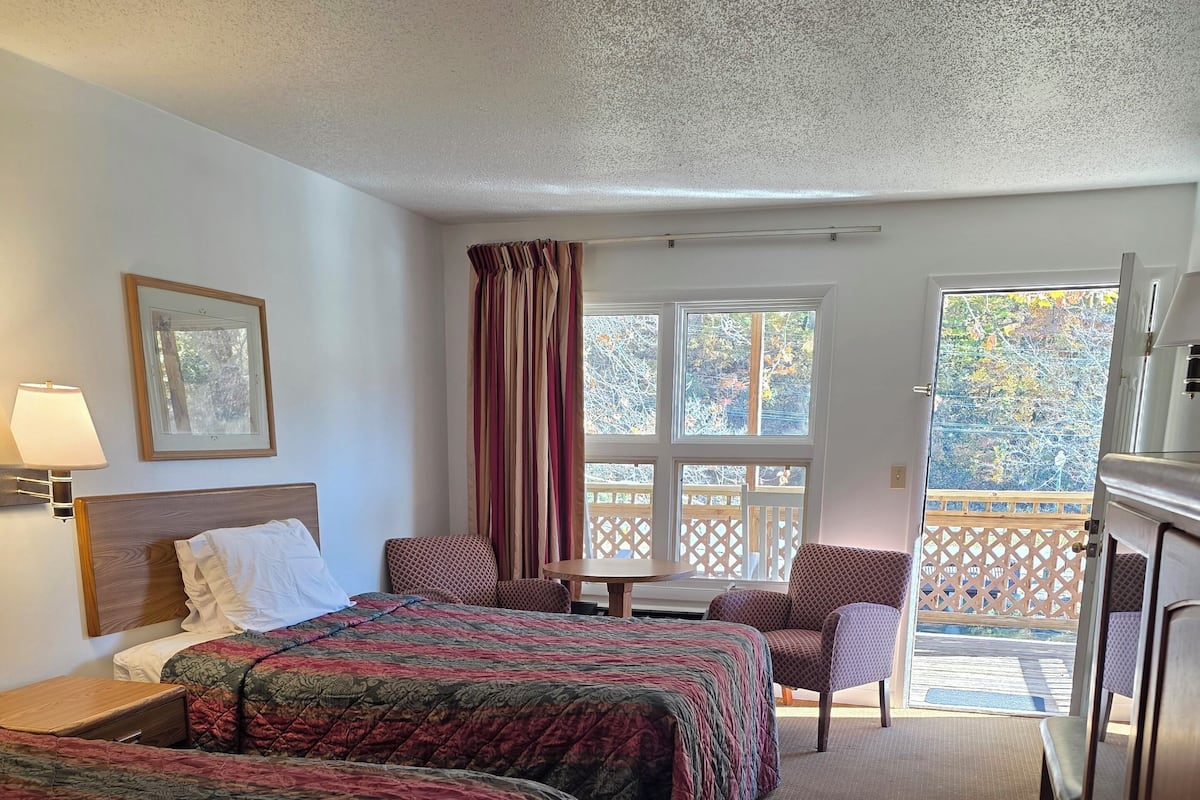 Tabla de planchar con plancha y ropa de cama