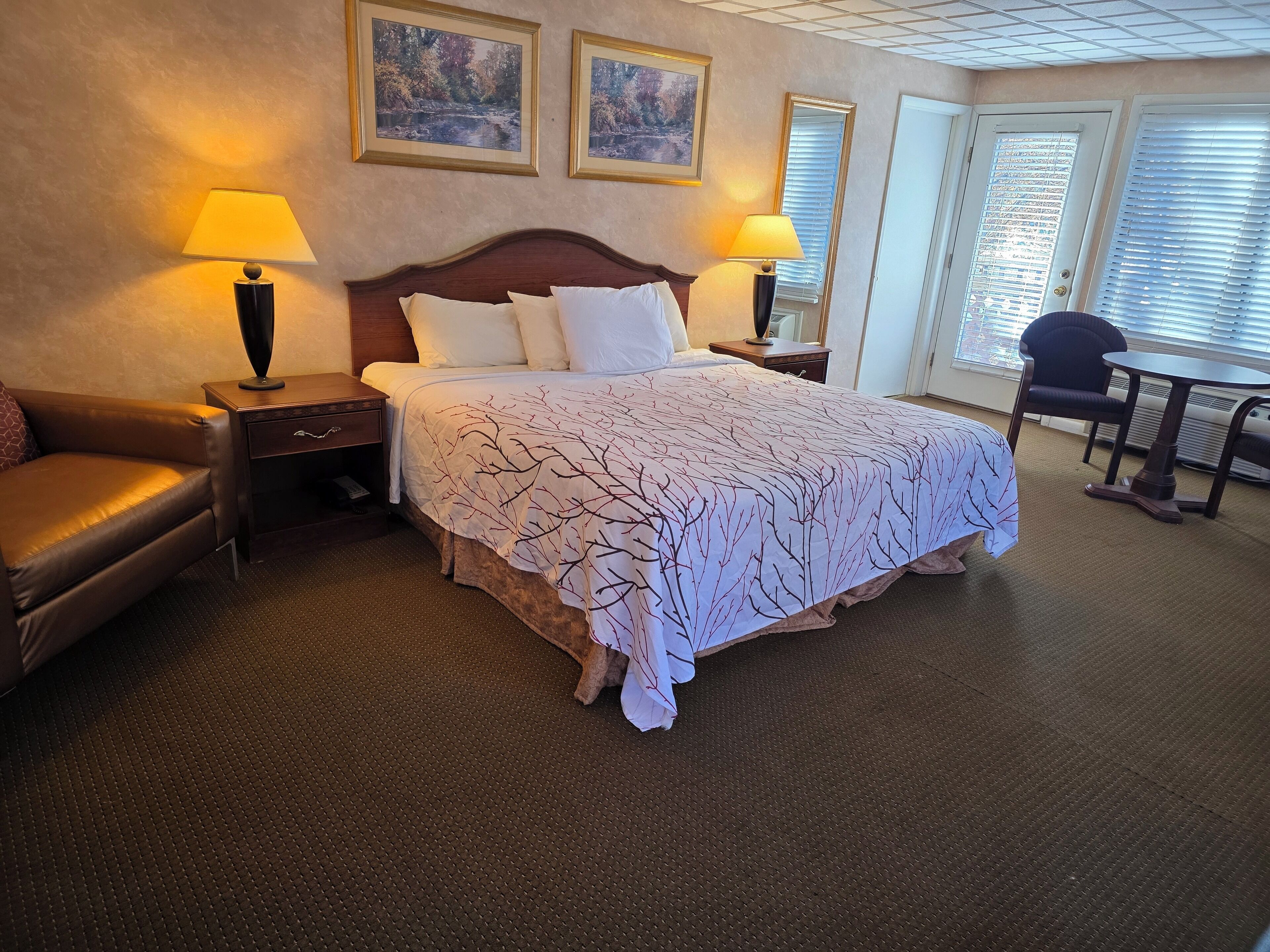 Enkeltrom – comfort, 1 kingsize-seng, massasjebadekar | Strykejern/-brett og sengetøy