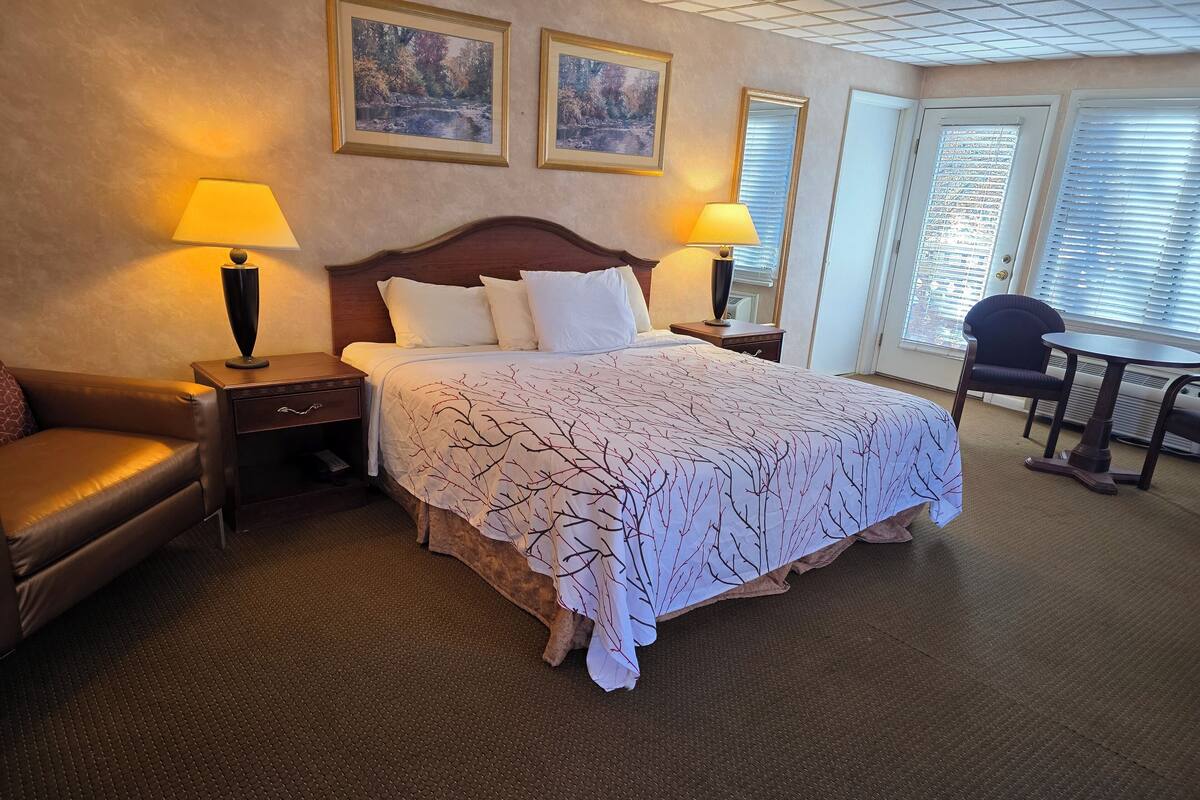 Comfort Single Room, 1 King Bed, Jetted Tub | Iron/ironing board, bed sheets
