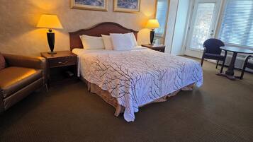 Comfort Single Room, 1 King Bed, Jetted Tub | Iron/ironing board, bed sheets