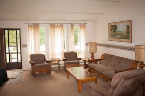 Living room - Lake Dalrymple Resort (Kawartha Lakes)
