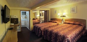 Quarto solteiro básico, 2 camas de casal, para não fumantes | Escrivaninha, espaço de trabalho para notebook, quartos à prova de som