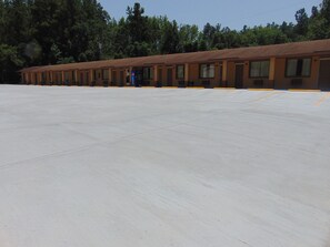 A row of motel rooms with a parking lot in front. - Westbrook Motel (Abbeville)