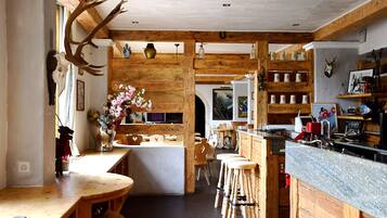 Check-in/check-out kiosk