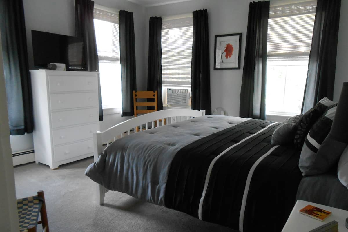 Comfort Room, 1 King Bed | Individually decorated, individually furnished, free WiFi, bed sheets