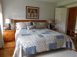 Comfort Room, 1 King Bed | Bathroom