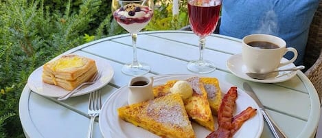 Déjeuner complet gratuit tous les jours