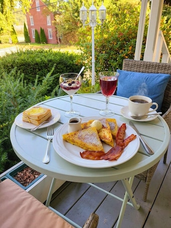 Free daily full breakfast . Lakeview Inn