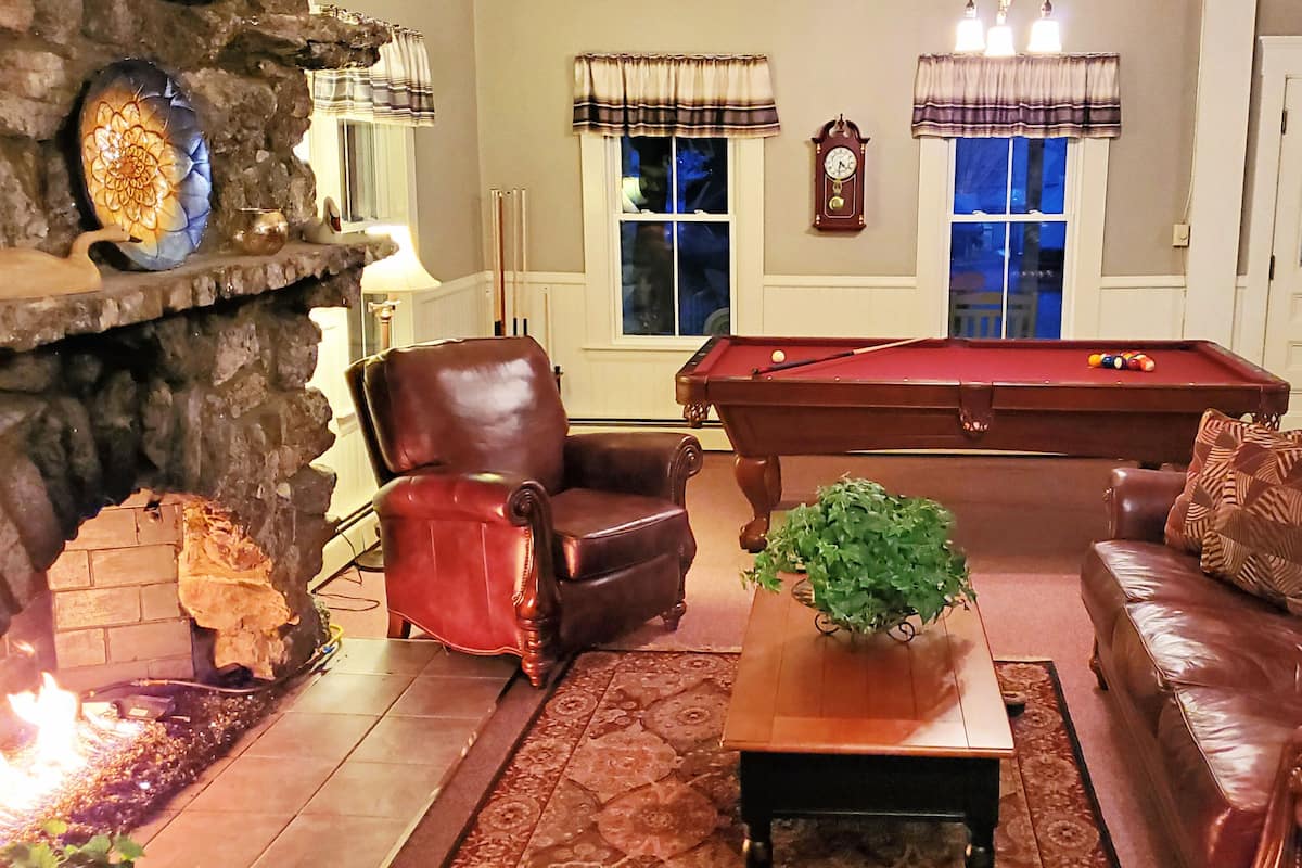 Comfort Double or Twin Room | Living room | 32-inch flat-screen TV with cable channels, TV, iPod dock
