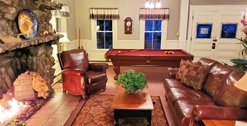 Quarto duplo | Sala de estar | TV de tela plana 32 polegadas com canais a cabo, TV, dock para iPod