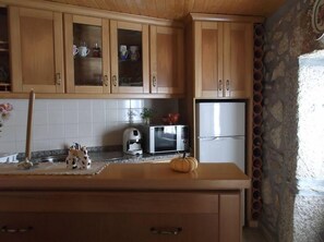 Full-sized fridge, microwave, oven, stovetop