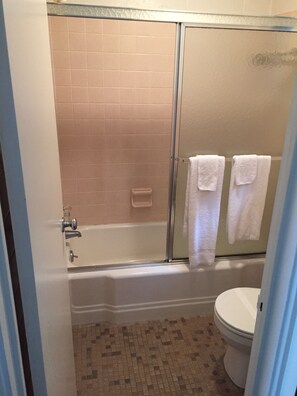 Bathroom - Sapphire Inn (Franklin)