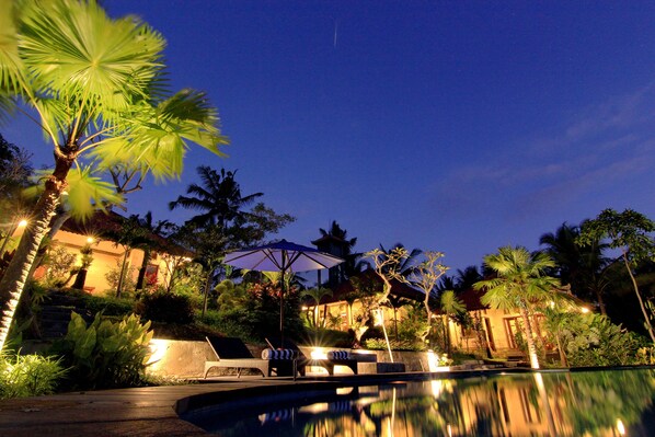 숙박 시설 정면 - 저녁/밤