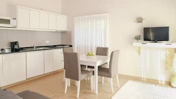 Frigorífico, microondas, placa de cocina y lavavajillas