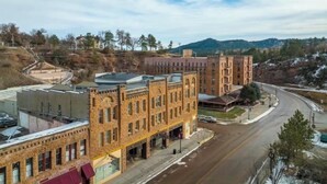 A street view with a building featuring a brick facade and a corner entrance. - Suites at The Red Rock Vacation rentals (Hot Springs)