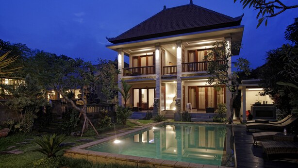 A two-story house with a swimming pool, surrounded by lush greenery and a well-maintained garden. - Lili Cottage Ubud (Ubud)