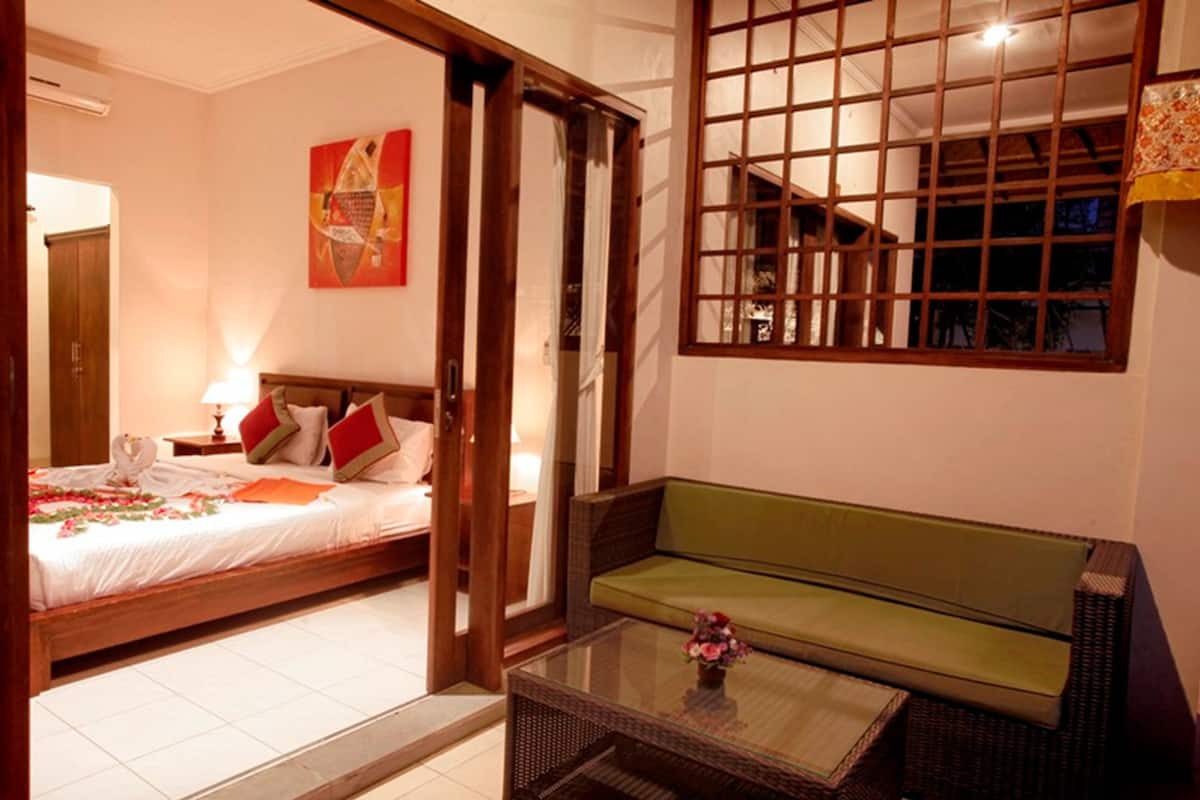 Een minibar, een bureau, babybedden, extra bedden