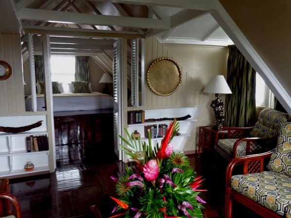32-inch flat-screen TV with cable channels, TV - Cara Lodge (Georgetown)