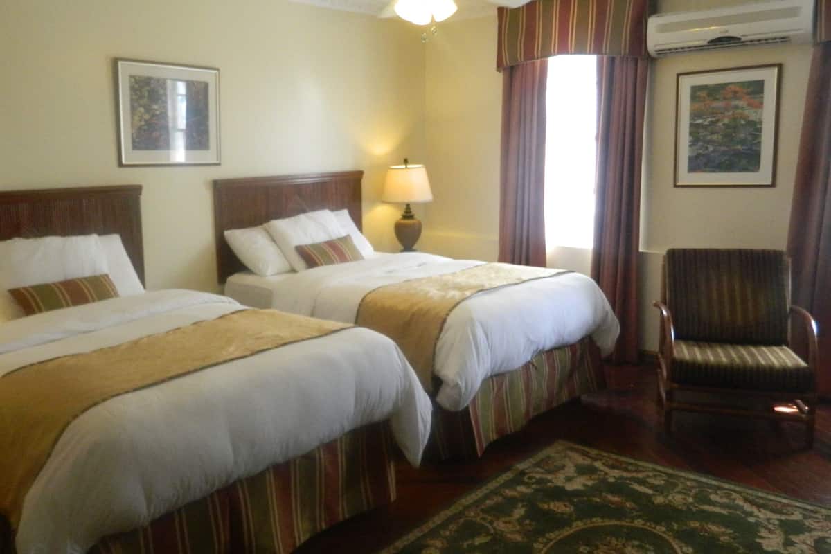 Kahden hengen executive-huone (kaksi sÀnkyÀ), 2 parisÀnkyÀ | 1 makuuhuone, untuvapeitot, pillowtop-patjalliset sÀngyt, minibaari
