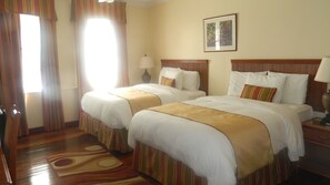 Executive Twin Room, 2 Double Beds | Living area | 32-inch flat-screen TV with cable channels, TV - Cara Lodge (Georgetown)