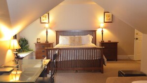 Ein Schlafzimmer mit einem Bett, Nachttischen, einem Schreibtisch und einem Stuhl.