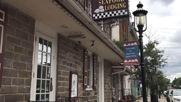 Ein historisches Gebäude mit einem Schild, auf dem 'Temperance House' und 'Steaks, Seafood, Lodging' steht.